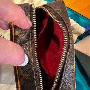 LOUIS VUITTON 2005 TROUSSE
WAPITY POUCH MONOGRAM